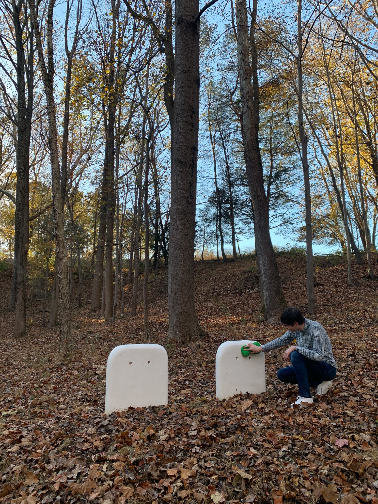 Una persona limpia una escultura al aire libre