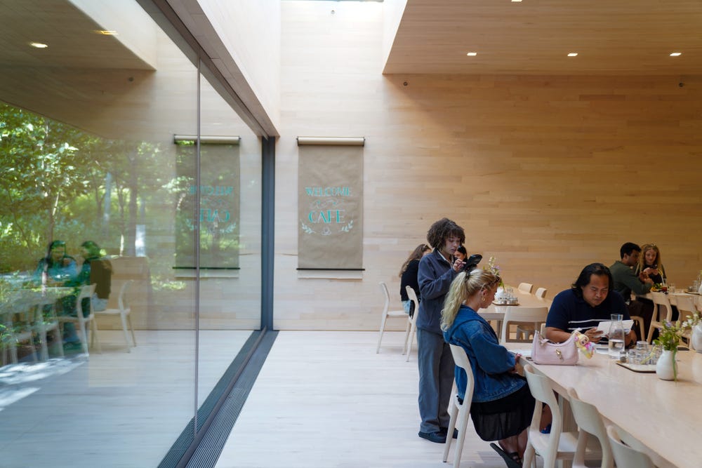 Los visitantes cenan en el Glenstone Cafe