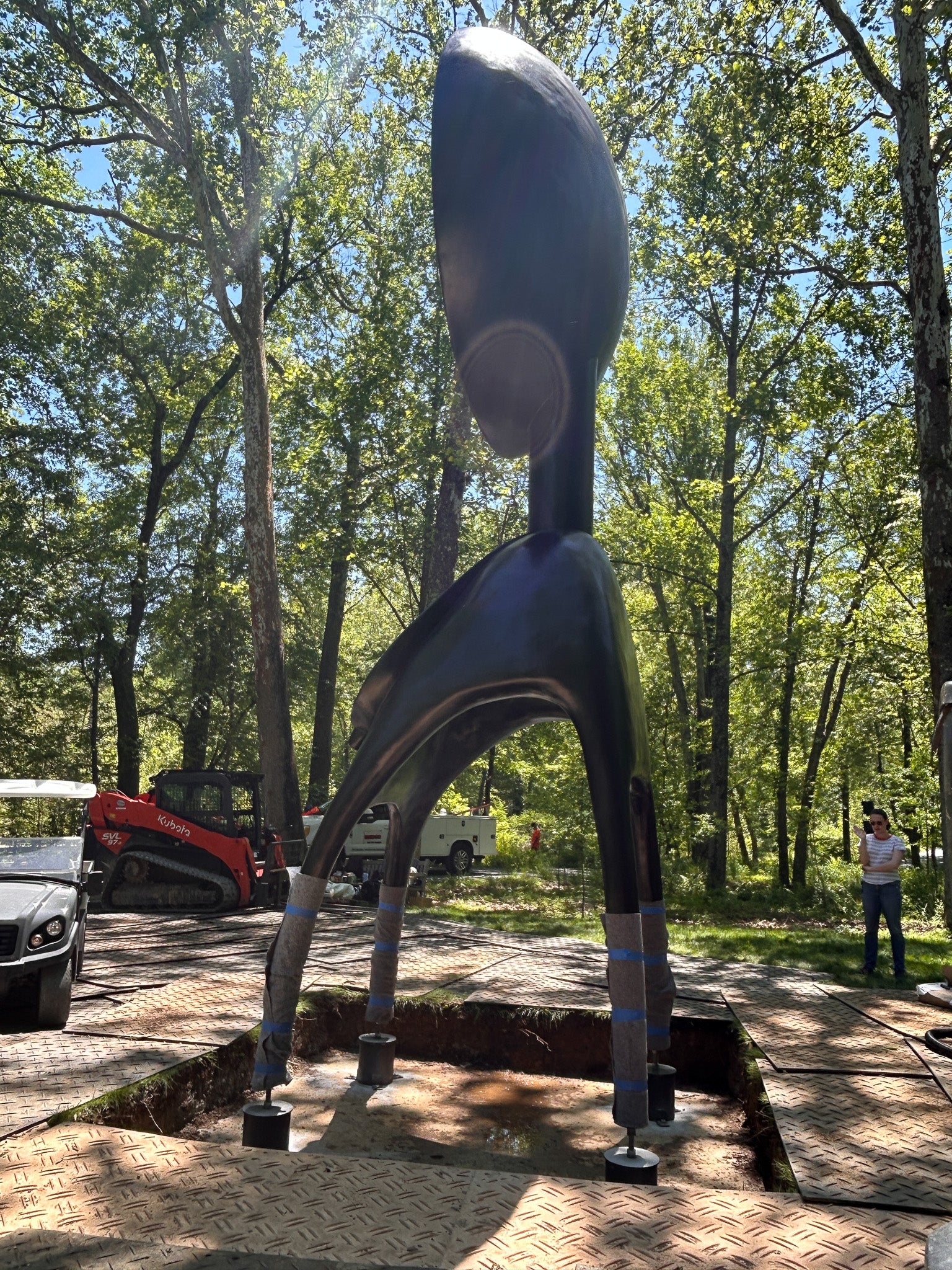 Una escultura en proceso de instalación