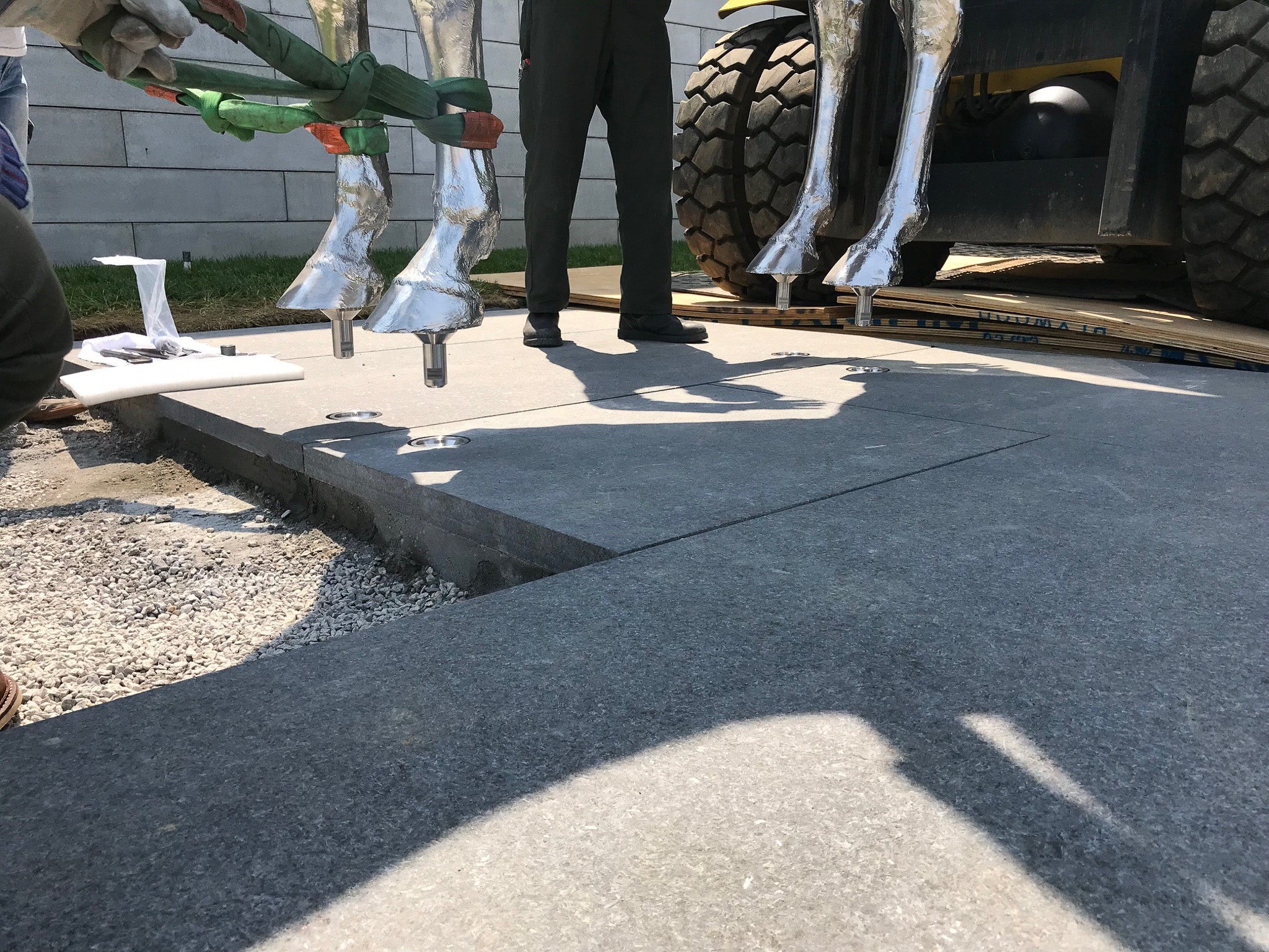 Los cascos de una escultura de caballo que se instala en Glenstone
