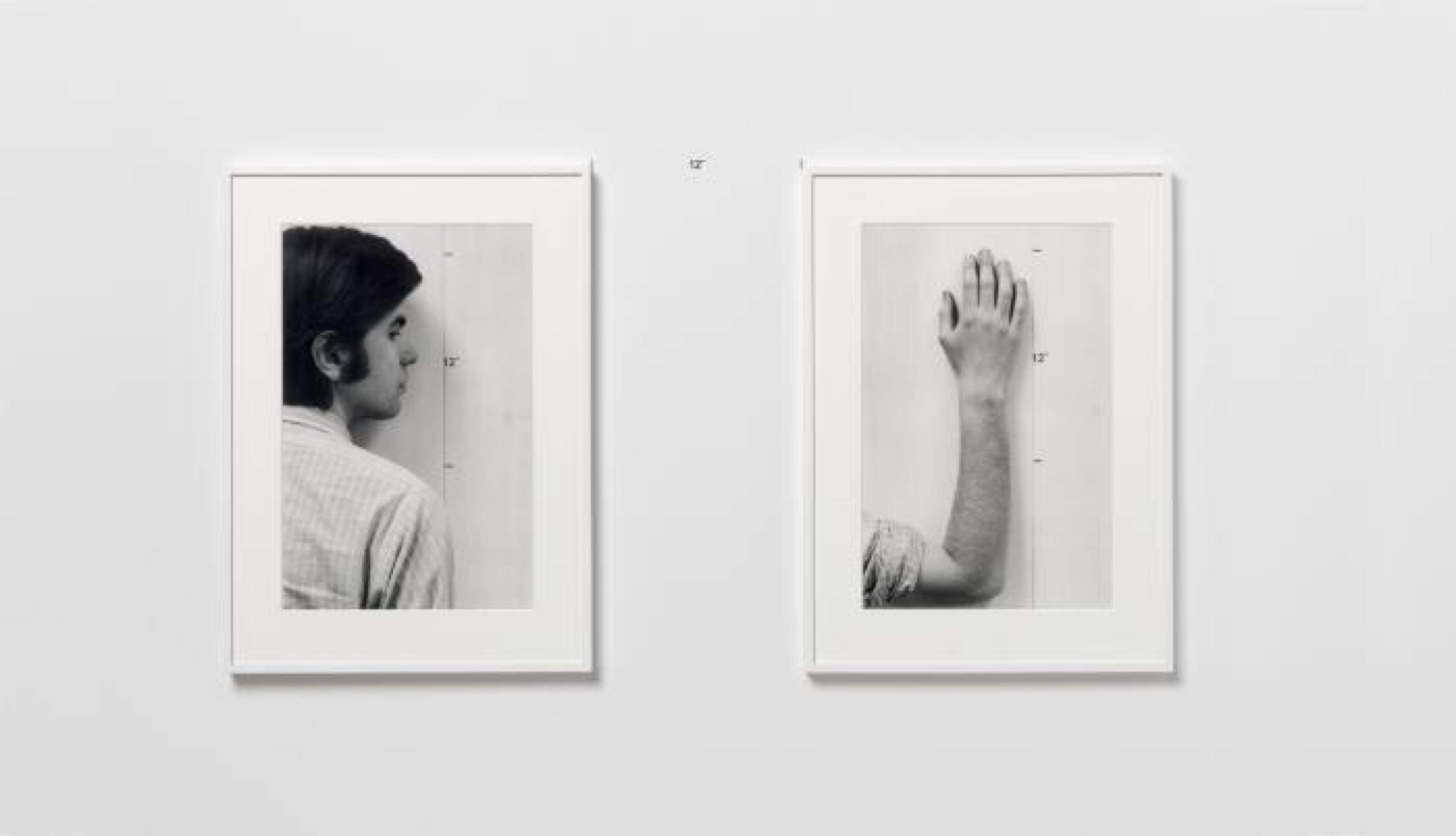 Fotografías en blanco y negro de un rostro de perfil y un brazo con la mano extendida. Se encuentran junto a una cuerda con una dimensión dibujada a mano, acompañada del número 12 y el símbolo de pulgadas.