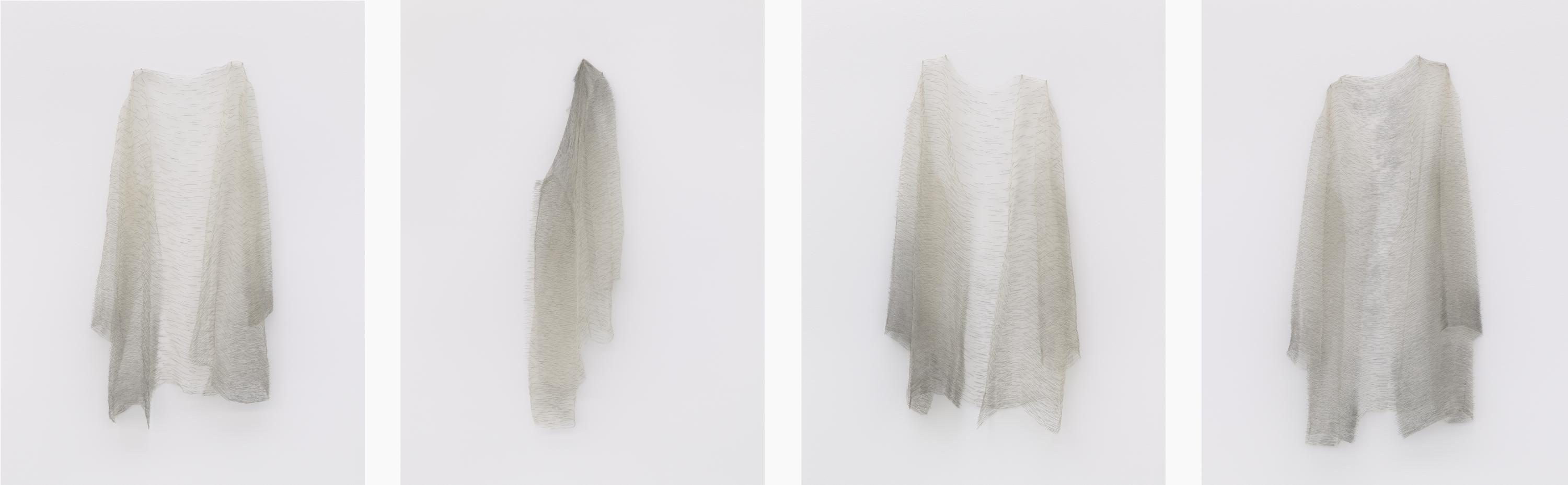 Cuatro sudarios de seda cuelgan de una pared blanca de la galería.