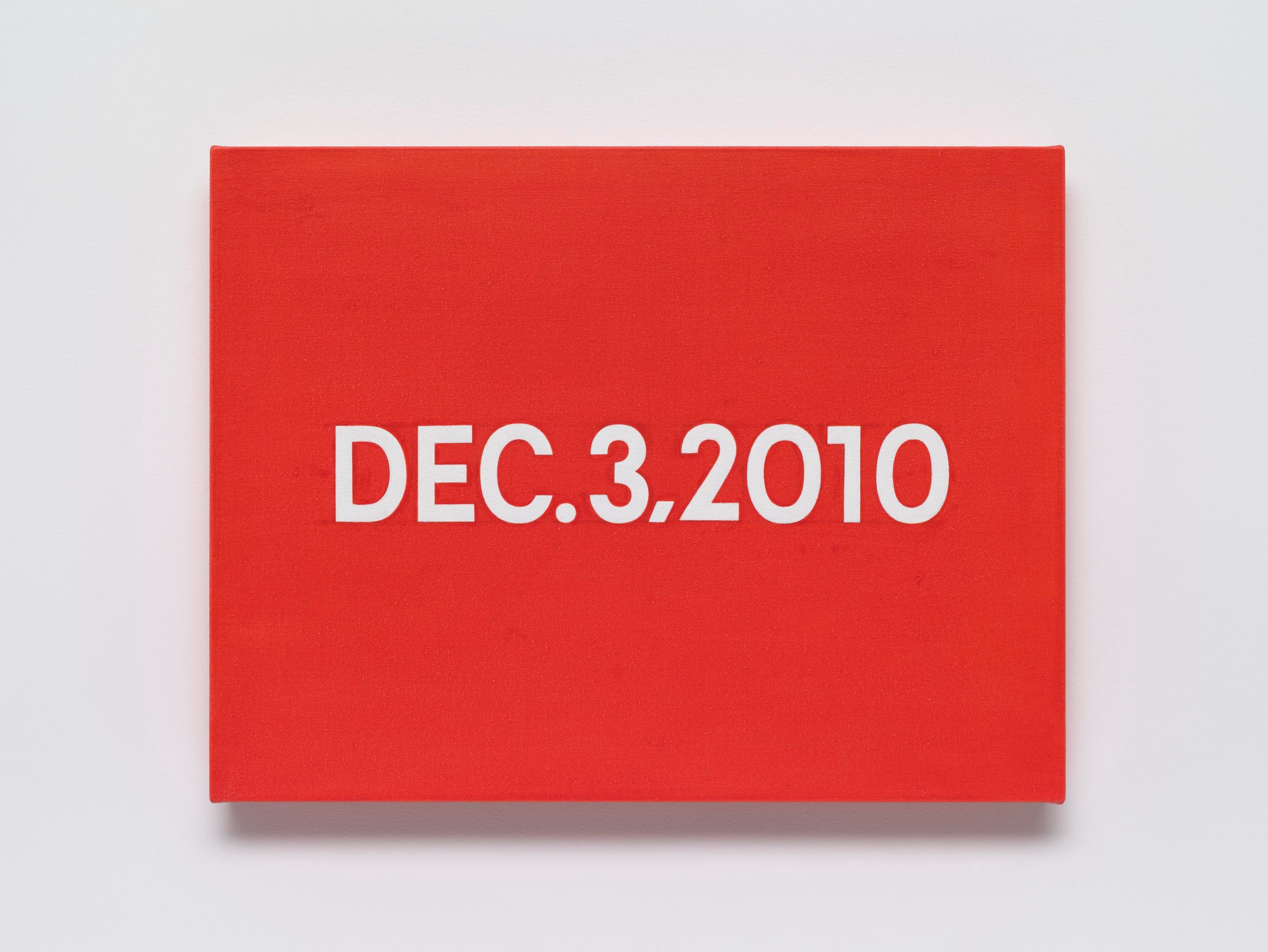 Un lienzo pintado con un fondo rojo sólido y un texto blanco que dice "DEC.3,2010".