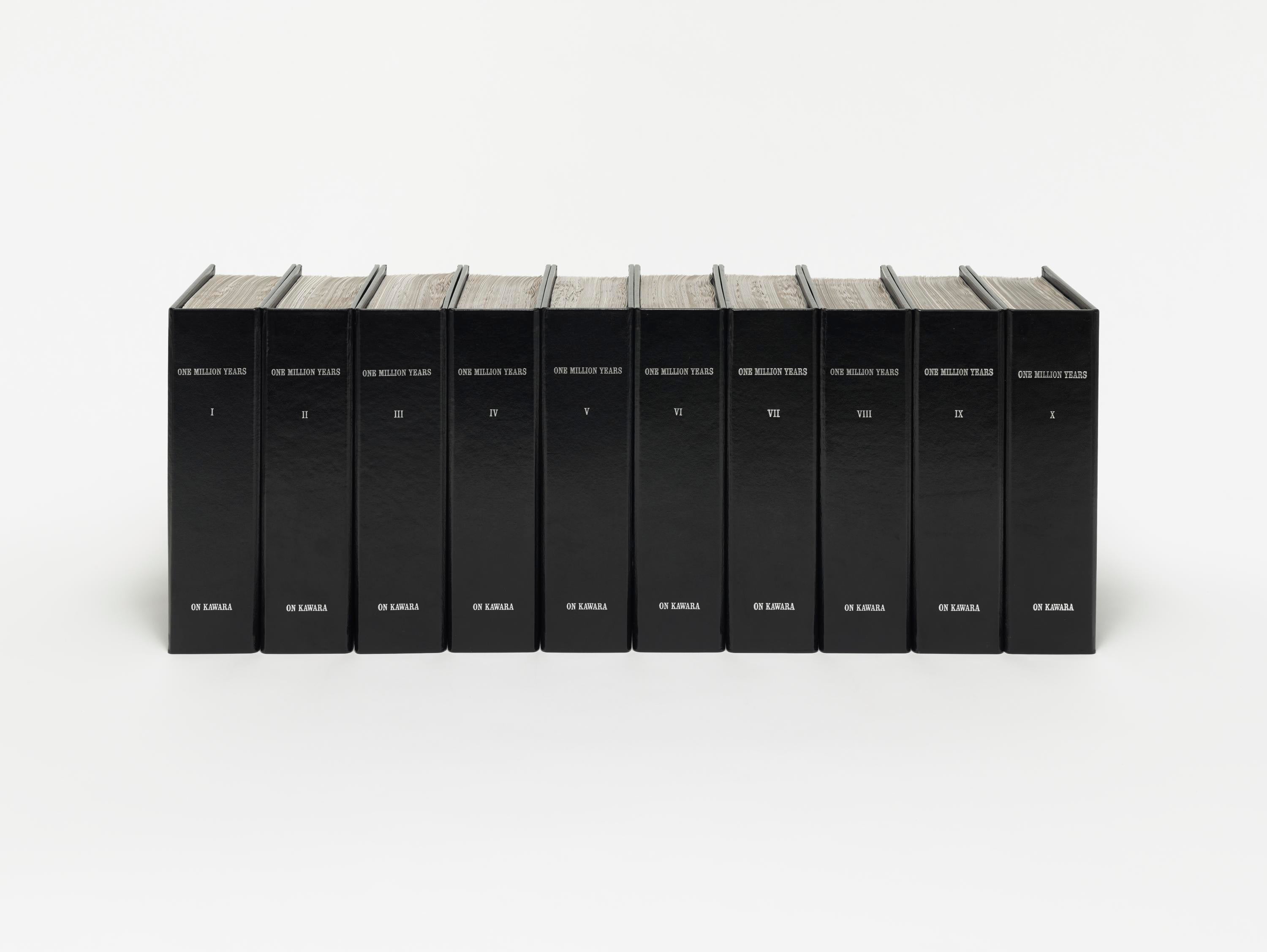 Diez libros de tapa dura con encuadernación negra alineados verticalmente sobre un fondo blanco.