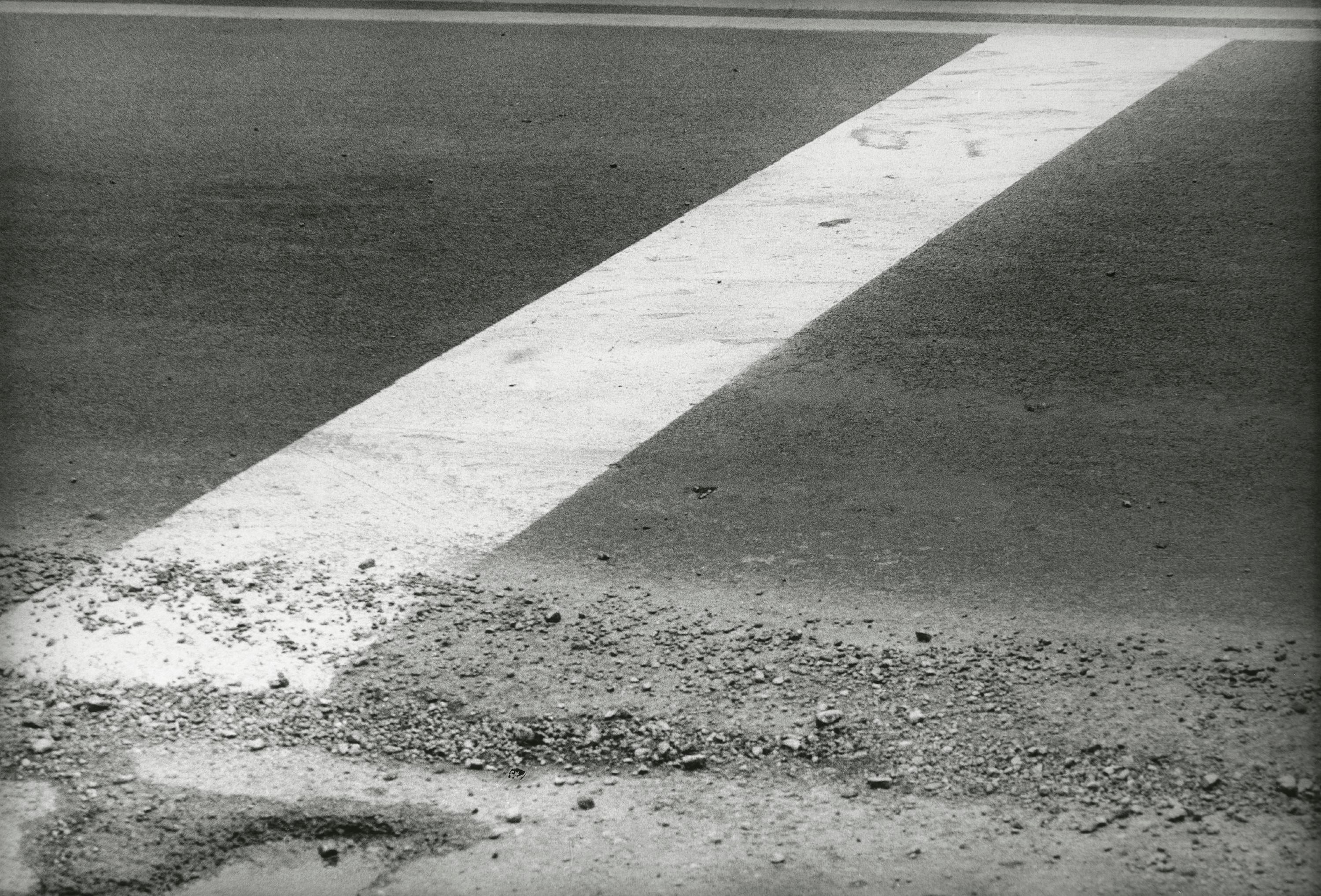 Una línea blanca de autopista cruza el marco desde la parte inferior izquierda hasta la parte superior derecha.