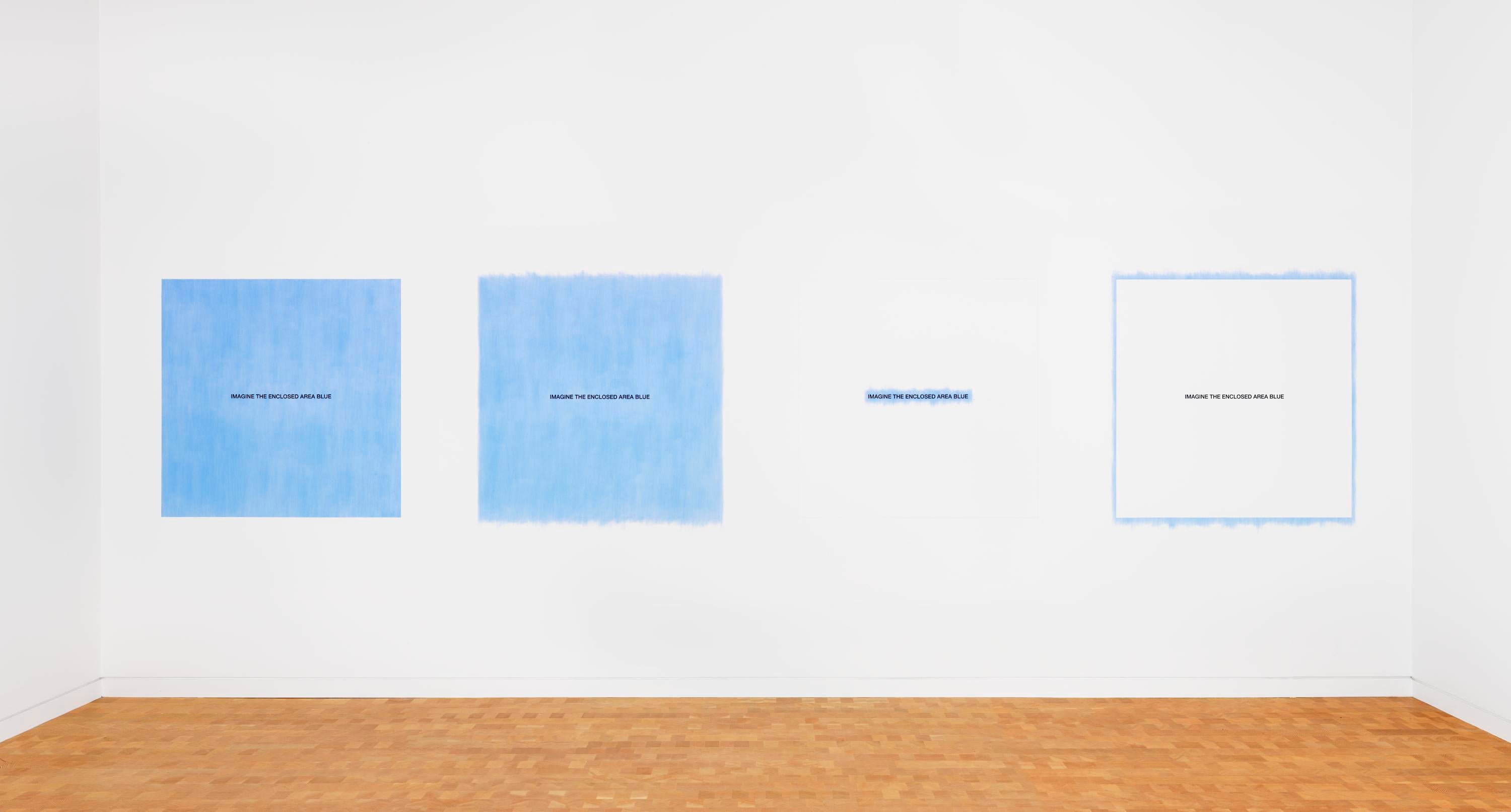 La frase "IMAGINE THE ENCLOSED AREA BLUE" está pintada cuatro veces en la pared, dentro de campos azules ejecutados de diversas maneras, algunos encerrando el texto y otros no.