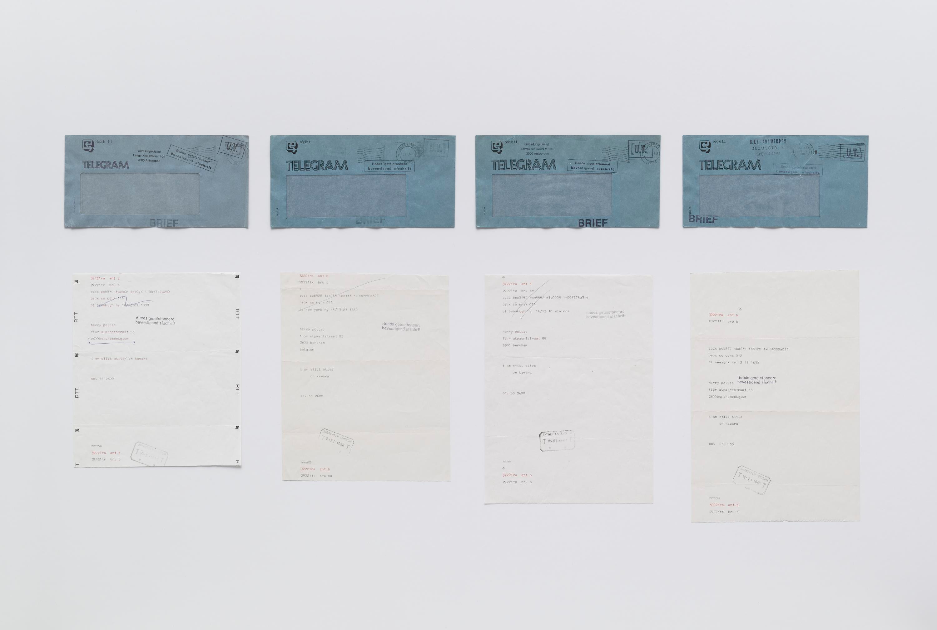 Cuatro sobres de telegrama azules con una letra mecanografiada debajo de ellos en papel blanco sobre un fondo blanco sólido.