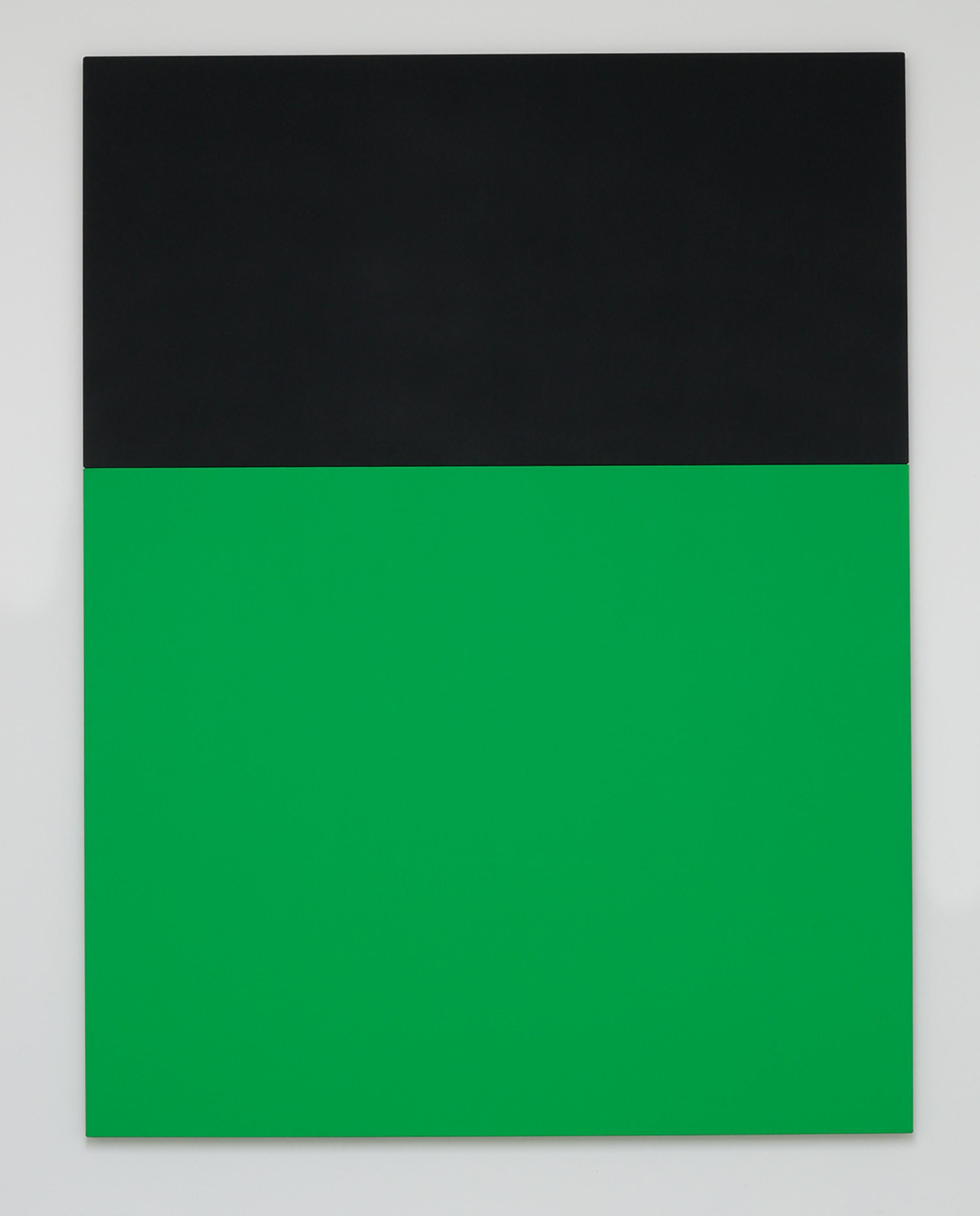 Una pintura compuesta por un panel negro y un panel verde cuelga de la pared de una galería.
