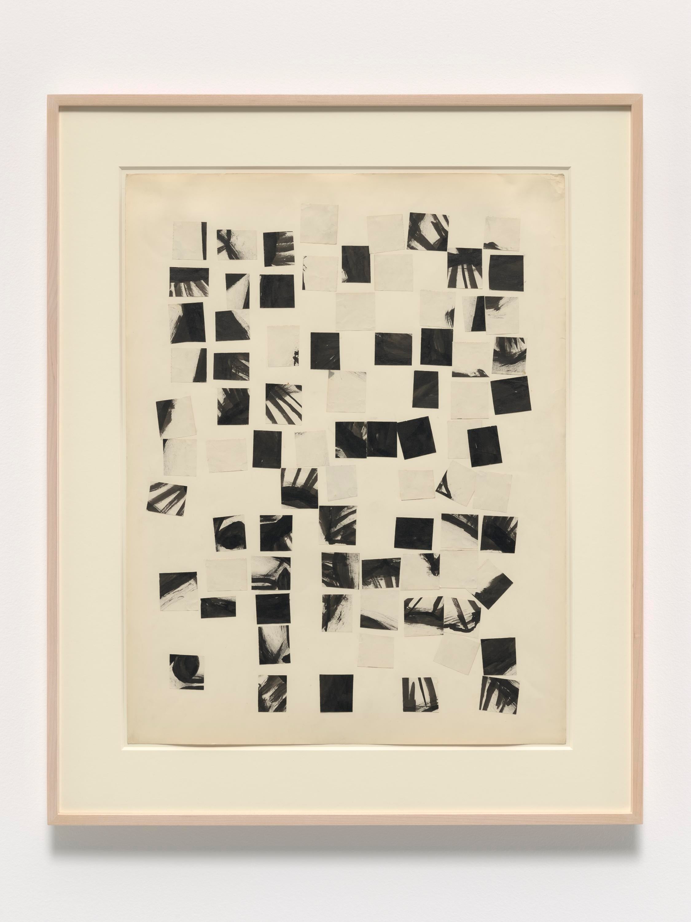 Un collage enmarcado de fragmentos de un dibujo a tinta dispuestos al azar cuelga de una pared.