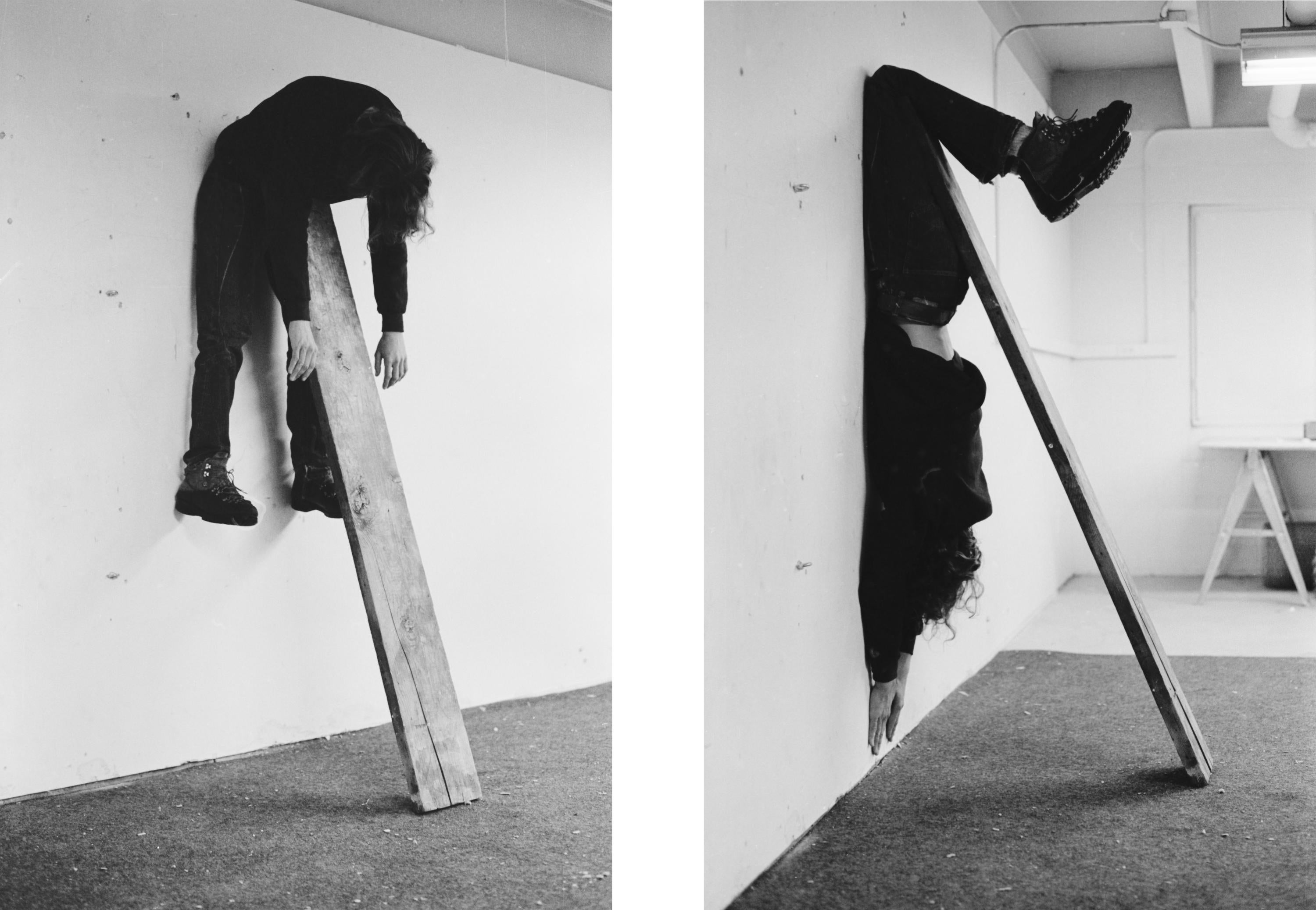 Un hombre está apoyado contra una pared por una tabla. A la izquierda, está apoyado en la cintura. A la derecha, está apoyado por las rodillas.