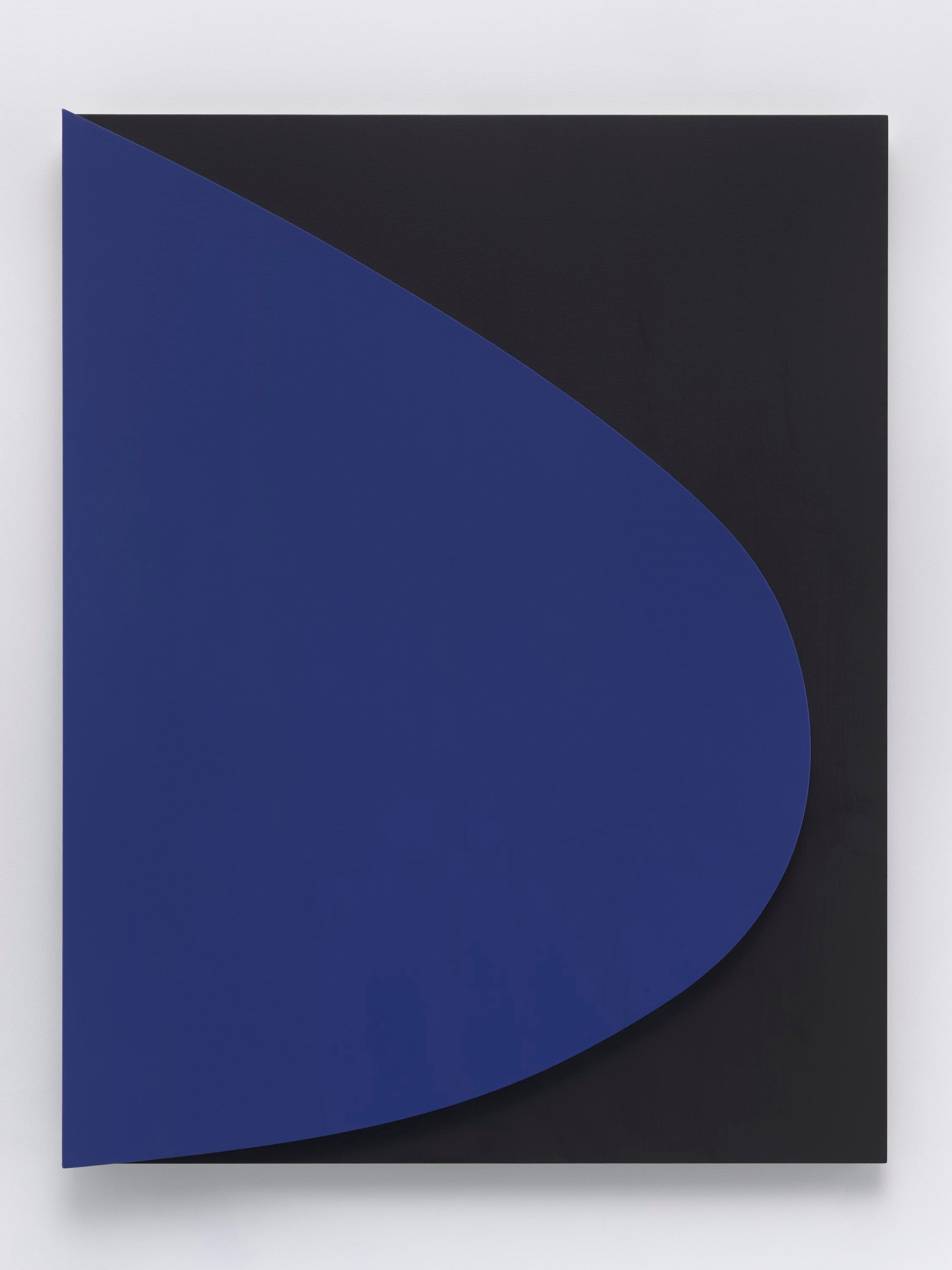 Un lienzo azul curvo se encuentra sobre un lienzo rectangular negro sobre una pared blanca.