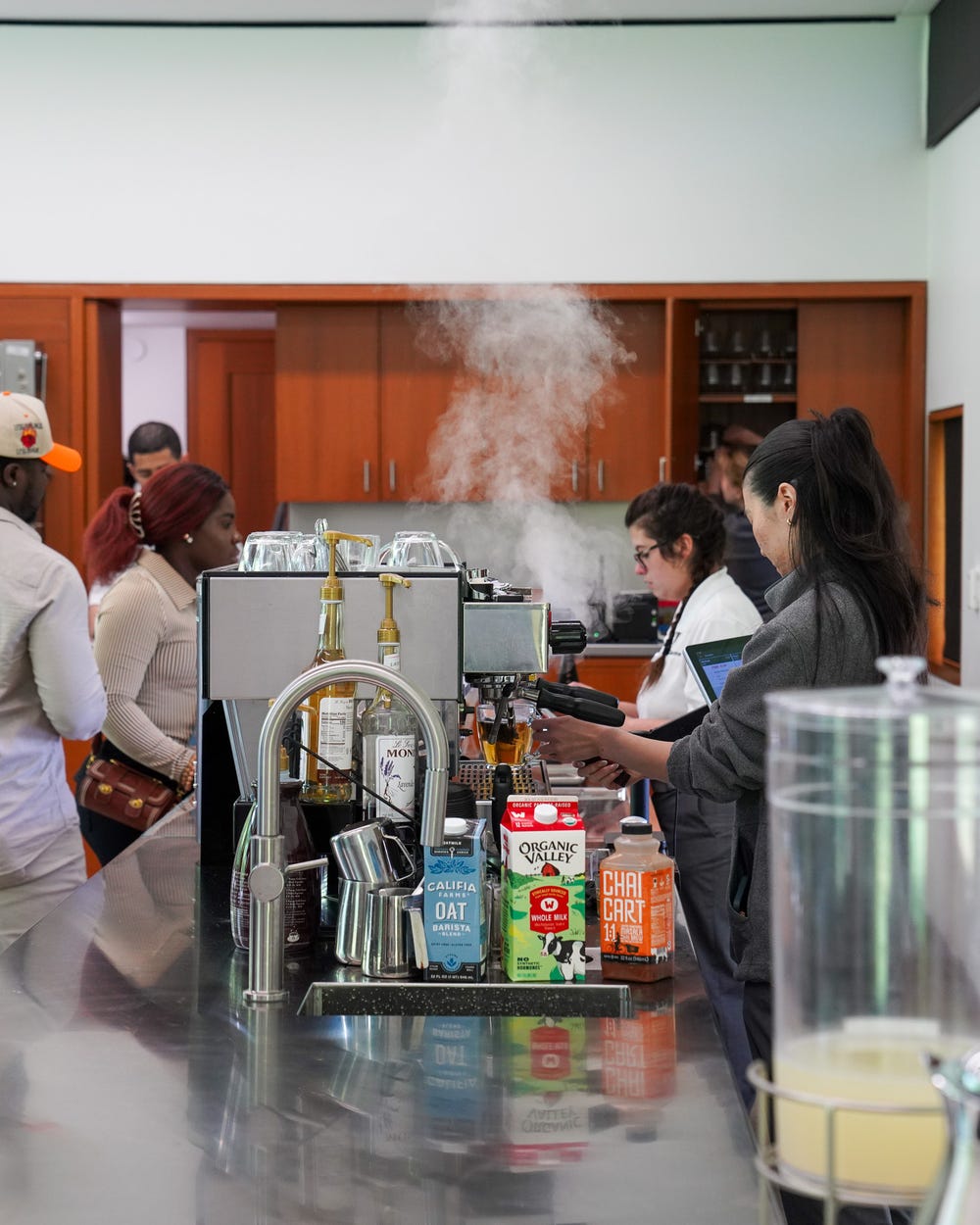 Una máquina de café espresso humea en el patio de Glenstone